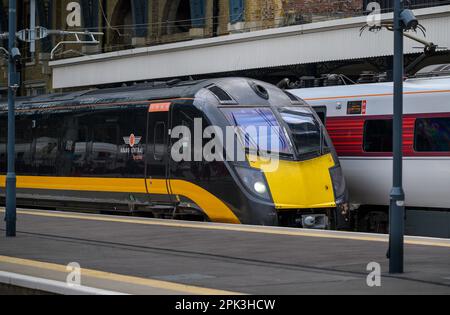 Klasse 180 Adelante Zug in Grand Central Livery am Bahnhof Kings Cross, London, England Stockfoto