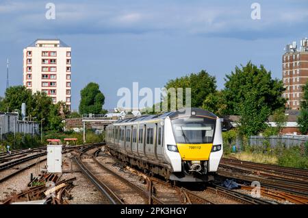 Klasse-700-Personenzug in Thameslink-Aufklebern, die auf Gleisen in London, England, unterwegs sind. Stockfoto