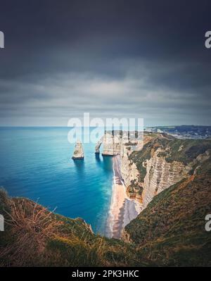 Falaise d'Aval Kalksteinklippen, gewaschen von La Manche Kanalwasser. Wunderschöner Blick auf die Küste des berühmten Felsens Aiguille von Etretat in der Normandie, Franc Stockfoto