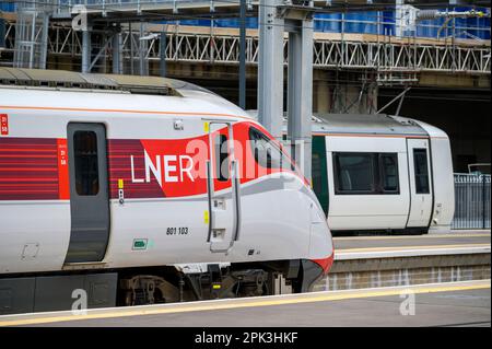 Führerstand eines LNER Azuma Hochgeschwindigkeitszugs auf der East Coast Main Line, England, Großbritannien. Stockfoto