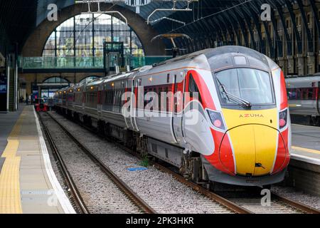 Der Azuma-Hochgeschwindigkeitszug in LNER-Aufmachung wartet am Bahnhof Kings Cross, London, Großbritannien. Stockfoto