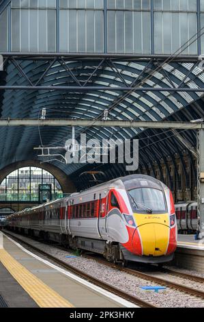 Der Azuma-Hochgeschwindigkeitszug in LNER-Aufmachung wartet am Bahnhof Kings Cross, London, Großbritannien. Stockfoto