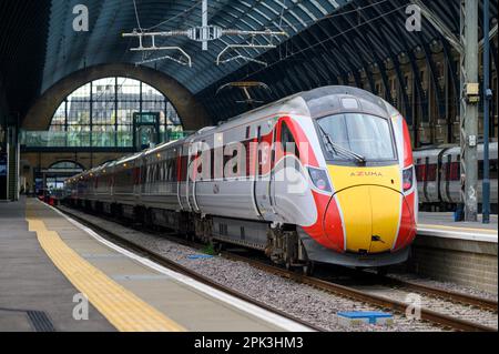 Der Azuma-Hochgeschwindigkeitszug in LNER-Aufmachung wartet am Bahnhof Kings Cross, London, Großbritannien. Stockfoto
