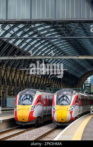 Zwei Azuma-Hochgeschwindigkeitszüge in LNER-Aufmachung warten am Bahnhof Kings Cross, London, Großbritannien. Stockfoto