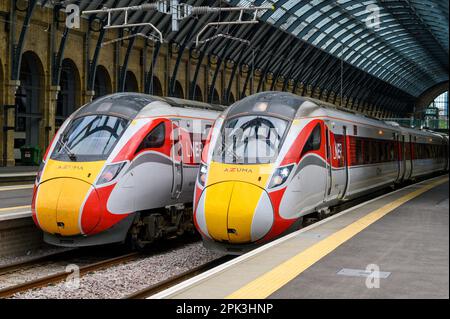 Zwei Azuma-Hochgeschwindigkeitszüge in LNER-Aufmachung warten am Bahnhof Kings Cross, London, Großbritannien. Stockfoto