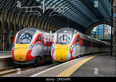 Zwei Azuma-Hochgeschwindigkeitszüge in LNER-Aufmachung warten am Bahnhof Kings Cross, London, Großbritannien. Stockfoto