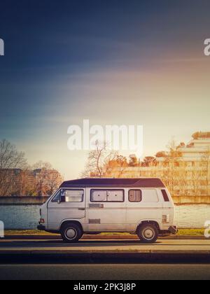 Alter Van am Straßenrand im Hintergrund des Sonnenuntergangs, Asnieres sur seine, Pariser Vorort, Frankreich Stockfoto