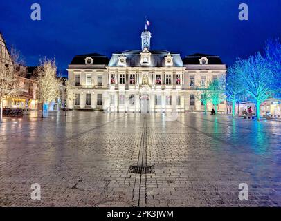 Das Hotel de ville in Troyes, Frankreich, steht an einem feuchten Marschabend prächtig Stockfoto