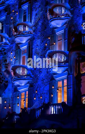 Fassade der Casa Batlló von Antoni Gaudí mit der besonderen Beleuchtung von Weihnachten 2022 (Barcelona, Katalonien, Spanien) ESP: Fachada de la Casa Batlló BCN Stockfoto