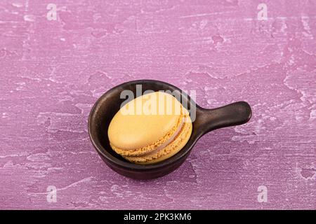 Bunte Makronen-Kuchen. Kleine französische Muffins. Süße und bunte französische Makronen. Bunte Makronen auf grauem Marmorhintergrund. Draufsicht. Pastellcolo Stockfoto