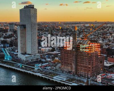 Ein Luftblick auf die Skyline von New York City, beleuchtet von der untergehenden Sonne Stockfoto