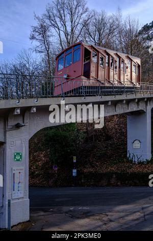 Heidelberg, Baden-Württemberg, Deutschland - 22. Februar 2023: Ein renoviertes Auto der oberen Heidelberger Bergbahn geht bergauf. Stockfoto