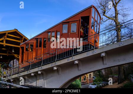 Ein renovierter Bus der Oberen Heidelberger Bergbahn verlässt den Bahnhof Molkenkur in kleiner Gaisberg, Heidelberg, Baden-Württemberg. Stockfoto