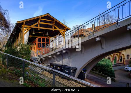 Renovierter Bus der Oberen Heidelberger Bergbahn im Bahnhof Molkenkur auf dem Hügel kleiner Gaisberg, Heidelberg, Baden-Württemberg, Deutschland. Stockfoto