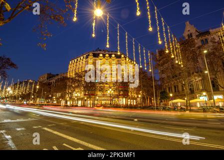 Hotel Majestic auf der Passeig de Gracia Avenue bei Nacht mit spezieller Weihnachtsbeleuchtung (Barcelona, Katalonien, Spanien) ESP: Hotel Majestic, Paseo de Gracia Stockfoto