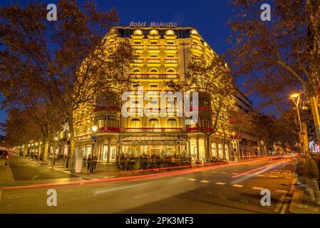 Hotel Majestic auf der Passeig de Gracia Avenue bei Nacht mit spezieller Weihnachtsbeleuchtung (Barcelona, Katalonien, Spanien) ESP: Hotel Majestic, Paseo de Gracia Stockfoto