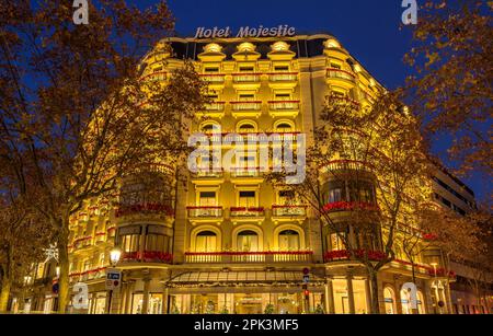 Hotel Majestic auf der Passeig de Gracia Avenue bei Nacht mit spezieller Weihnachtsbeleuchtung (Barcelona, Katalonien, Spanien) ESP: Hotel Majestic, Paseo de Gracia Stockfoto