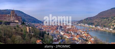 Panoramablick auf das Schloss und die historische Altstadt von Heidelberg, Baden-Württemberg, Deutschland, Europa. Stockfoto