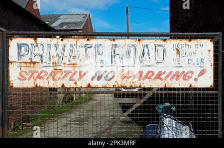 Schild – Privatstraße, keine Parkplätze – in England, Großbritannien Stockfoto