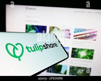 Mobiltelefon mit Logo der Aktivisten-Investmentgesellschaft Tulipshare Ltd. Auf dem Bildschirm vor der Website. Fokus auf die Mitte rechts des Telefondisplays. Stockfoto