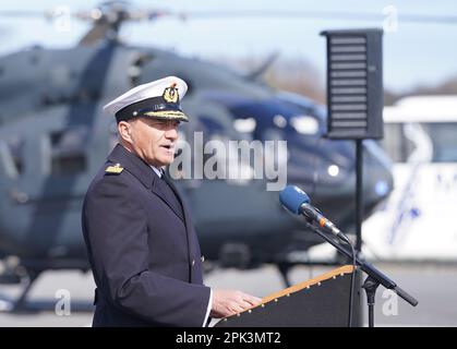 05. April 2023, Schleswig-Holstein, Eckernförde: Vizeadmiral Frank Lenski, Befehlshaber der Flotten- und Unterstützungskräfte und stellvertretender Generalinspektor der Marine, spricht während eines feierlichen namentlichen Anrufs auf dem Marinestützpunkt vor den neuen Einheiten des Kommandos der Sondereinsatzkräfte der Marine (KSM). Die neuen Einheiten wurden mit einem feierlichen Appell in Betrieb genommen. Die neue Struktur und damit eine erhebliche Vergrößerung der KSM wurde vor einiger Zeit vom Verteidigungsministerium genehmigt. Foto: Marcus Brandt/dpa Stockfoto