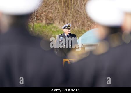 05. April 2023, Schleswig-Holstein, Eckernförde: Vizeadmiral Frank Lenski, Befehlshaber der Flotten- und Unterstützungskräfte und stellvertretender Generalinspektor der Marine, spricht während eines feierlichen namentlichen Anrufs auf dem Marinestützpunkt vor den neuen Einheiten des Kommandos der Sondereinsatzkräfte der Marine (KSM). Die neuen Einheiten wurden mit einem feierlichen Appell in Betrieb genommen. Die neue Struktur und damit eine erhebliche Vergrößerung der KSM wurde vor einiger Zeit vom Verteidigungsministerium genehmigt. Foto: Marcus Brandt/dpa Stockfoto