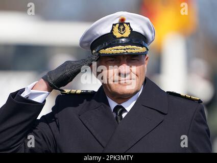 05. April 2023, Schleswig-Holstein, Eckernförde: Vizeadmiral Frank Lenski, Befehlshaber der Flotten- und Unterstützungskräfte und stellvertretender Generalinspektor der Marine, begrüßt die neuen Einheiten des Marine-Sonderkommandos (KSM), die während eines feierlichen Appells auf dem Marinestützpunkt abtreten. Die neuen Einheiten wurden mit einem feierlichen Appell in Betrieb genommen. Die neue Struktur und damit eine erhebliche Vergrößerung des KSM wurde vor einiger Zeit vom Verteidigungsministerium genehmigt. Foto: Marcus Brandt/dpa Stockfoto