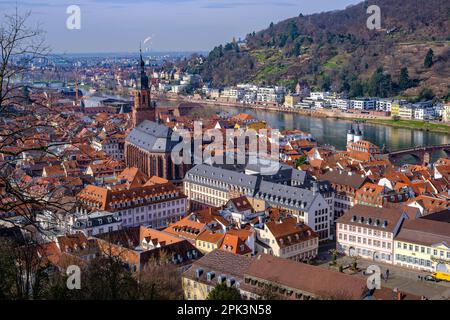 Panoramablick von den Ruinen des Heidelberger Schlosses über die historische Altstadt und den Neckar, Heidelberg, Baden-Württemberg, Deutschland, Europa. Stockfoto