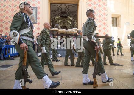 Malaga, Spanien. 05. April 2023. Mitglieder der spanischen Fallschirmjägerbrigade aus der spanischen Armee werden gesehen, wie sie eine christusstatue vor einer Kirche tragen, während sie an einer Prozession während der Feierlichkeiten der Heiligen Woche teilnehmen. Tausende von Menschen feiern die Heilige Woche und warten darauf, die Bruderschaften und Osterprozessionen in den Straßen der Stadt zu sehen. Die Heilige Woche in Andalusien, die Tausende von Gläubigen und Gläubigen zusammenbringt, gilt als eine der wichtigsten religiösen und kulturellen Feierlichkeiten in der Region. Kredit: SOPA Images Limited/Alamy Live News Stockfoto