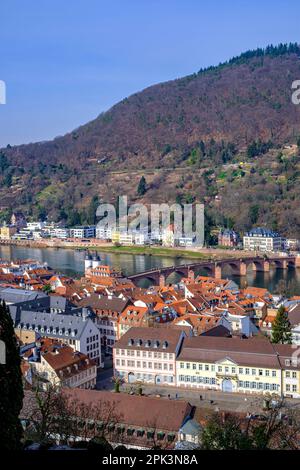 Panoramablick von den Ruinen des Heidelberger Schlosses über die historische Altstadt und den Neckar, Heidelberg, Baden-Württemberg, Deutschland, Europa. Stockfoto