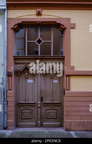 Historische Eingangstür in der Ziegelgasse in der Altstadt von Heidelberg, Baden-Württemberg, Deutschland, Europa. Stockfoto
