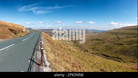 Hoch oben auf dem Buttertubs Pass bietet dieser berühmte Straßen- und Bergaufstieg einen herrlichen Blick auf Swaledale, das mit alten Steinscheunen übersät ist. Yorkshire Dales Na Stockfoto