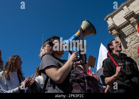 Während der Demonstration zur Rentenreform in Marseille singt ein Protestsänger Slogans durch ein Megafon. Am zehnten Tag der nationalen Mobilisierung gegen die Rentenreform kamen nach Angaben der Gewerkschaften 180.000 Personen und 11.000 Personen für die Polizei in Marseille zusammen. Stockfoto