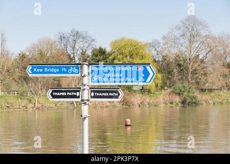 Thames Path Beschilderung auf dem Schleppweg in Mortlake, London, England, Großbritannien Stockfoto