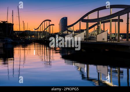Port Vell (alter Hafen) von Barcelona und Hotel W Vela in der frühen Morgenstunde, mit ruhigem Mittelmeer und klarem Himmel (Katalonien, Spanien) Stockfoto