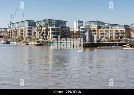 Grundstück um die „Liquiditätsskulptur“ von Simon Packard in Ferry Point, Brentford, Middlesex, England, Vereinigtes Königreich Stockfoto