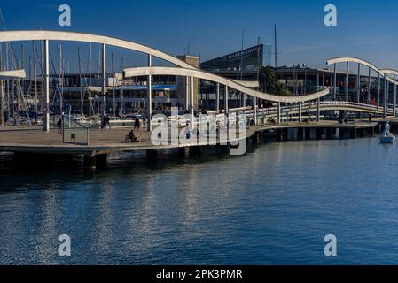 Port Vell (alter Hafen) von Barcelona an einem Wintermorgen (Barcelona, Katalonien, Spanien) ESP: Port Vell (puerto viejo) de Barcelona en una mañana Stockfoto