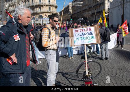 Marseille, Frankreich. 28. März 2023. Demonstranten werden vor der Demonstration der Rentenreform in Marseille auf dem Vieux-Port gesehen. Am zehnten Tag der nationalen Mobilisierung gegen die Rentenreform kamen nach Angaben der Gewerkschaften 180.000 Personen und 11.000 Personen für die Polizei in Marseille zusammen. (Foto: Laurent Coust/SOPA Images/Sipa USA) Guthaben: SIPA USA/Alamy Live News Stockfoto