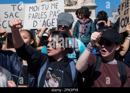 Marseille, Frankreich. 28. März 2023. Junge Demonstranten halten während der Demonstration zur Rentenreform in Marseille Plakate und singen Slogans. Am zehnten Tag der nationalen Mobilisierung gegen die Rentenreform kamen nach Angaben der Gewerkschaften 180.000 Personen und 11.000 Personen für die Polizei in Marseille zusammen. (Foto: Laurent Coust/SOPA Images/Sipa USA) Guthaben: SIPA USA/Alamy Live News Stockfoto