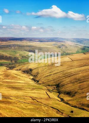 Vertikales Bild von Swaledale mit Steinscheunen vom Buttertubs Pass im Yorkshire Dales National Park, North Yorshire, England, Großbritannien Stockfoto