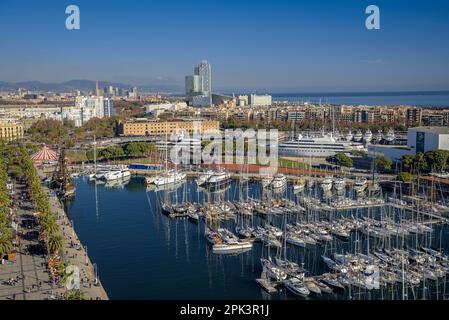 Moll de la Fusta Dock und Passeig de Colom Avenue zu Weihnachten vom Riesenrad von Port Vell aus gesehen (Barcelona, Katalonien, Spanien) Stockfoto
