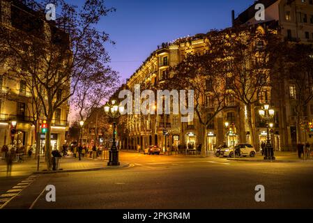 Passeig de Gracia in der blauen Stunde und Nacht mit spezieller Weihnachtsbeleuchtung (Barcelona, Katalonien, Spanien) ESP: Paseo de Gracia en la Hora azul Stockfoto