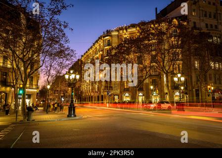 Passeig de Gracia in der blauen Stunde und Nacht mit spezieller Weihnachtsbeleuchtung (Barcelona, Katalonien, Spanien) ESP: Paseo de Gracia en la Hora azul Stockfoto