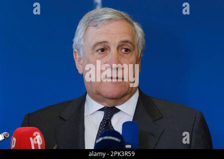 Brüssel, Belgien. 05. April 2023. Antonio Tajani, Außenminister, spricht am 5. April 2023 anlässlich eines Treffens der NATO-Außenminister im NATO-Hauptquartier in Brüssel, Belgien, auf einer Medienkonferenz. Kredit: ALEXANDROS MICHAILIDIS/Alamy Live News Stockfoto