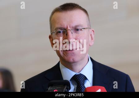 Brüssel, Belgien. 05. April 2023. Edgars Rinkevics, Außenminister, spricht am 5. April 2023 anlässlich einer Pressekonferenz der NATO-Außenminister im NATO-Hauptquartier in Brüssel, Belgien. Kredit: ALEXANDROS MICHAILIDIS/Alamy Live News Stockfoto