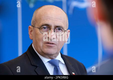 Brüssel, Belgien. 05. April 2023. Zbigniew Rau, Außenminister, spricht am 5. April 2023 anlässlich eines Treffens der NATO-Außenminister im NATO-Hauptquartier in Brüssel, Belgien, auf einer Medienkonferenz. Kredit: ALEXANDROS MICHAILIDIS/Alamy Live News Stockfoto