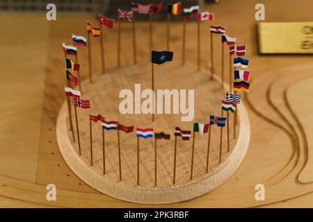 Brüssel, Belgien. 05. April 2023. Miniaturflaggen von NATO-Mitgliedern am NATO-Hauptquartier in Brüssel, Belgien, am 5. April 2023. Kredit: ALEXANDROS MICHAILIDIS/Alamy Live News Stockfoto