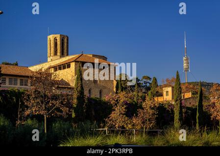 Königliches Kloster Pedralbes und Collserola-Turm bei Sonnenuntergang (Barcelona, Katalonien, Spanien) ESP: Real Monasterio de Pedralbes y Torre de Collserola Stockfoto