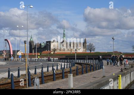 Helingor /Dänemark/05 April 2023/ Kronborg Castle Denamrk's berühmtestes Schloss Hrlmrt Casdtle in Habour Town ovr mit Blick auf Helingborg Seden (Foto: Francis Joseph Dean/Dean Pictures) Stockfoto