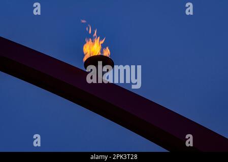 Fossar de les Moreres (Maulbeergrube) mit dem Kessel mit Flamme bei Nacht. Es war eine der Szenen der Belagerung von Barcelona im Jahr 1714 (Spanien) Stockfoto